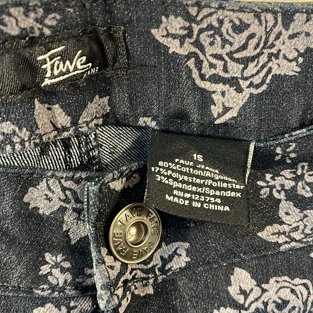 FAVE Women’s Roses 🌹 Pattern Jeans - Picture 3 of 8